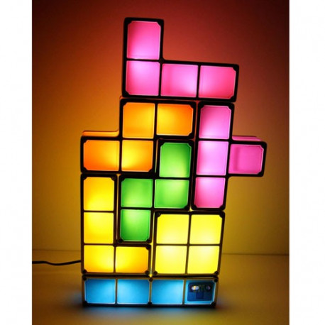 Assemblez les blocs multicolores lumineux pour créer votre propre lampe Tetris ! Cet objet décoratif à la fois insolite, geek et design ne passera pas inaperçu dans votre intérieur... Une idée cadeau geekissime !