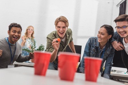 Le Beer Pong et les Jeux d’Ambiance pour Adultes : Le Guide